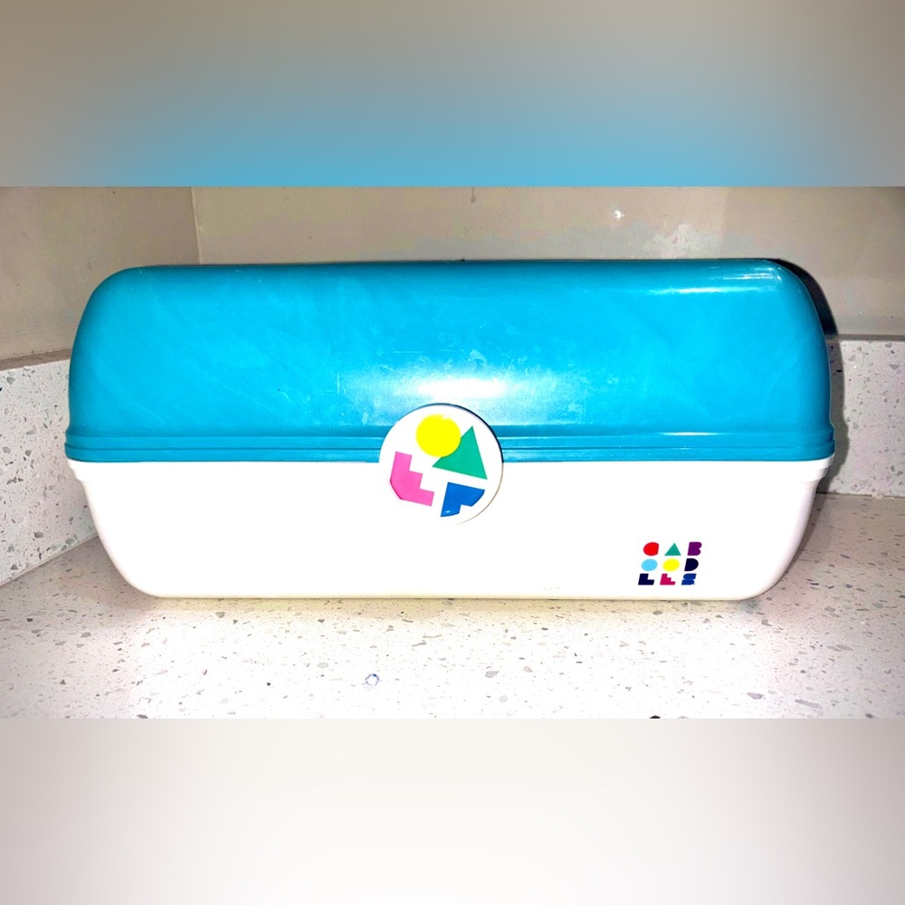 This vintage Caboodles On-The-Go Girl case.